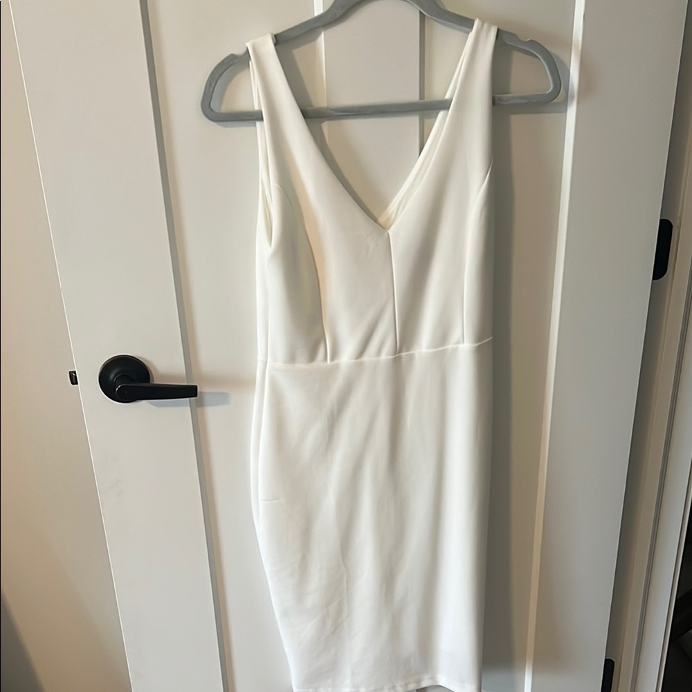 Elegant White Sleeveless Dress